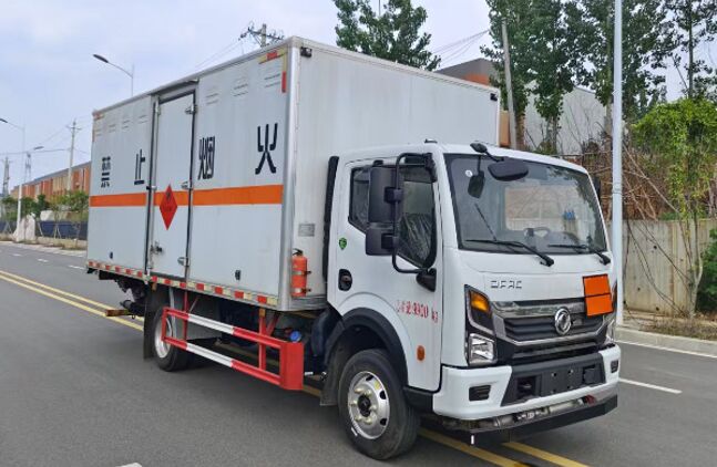 東風(fēng)凱普特爆破器材運(yùn)輸車(chē)